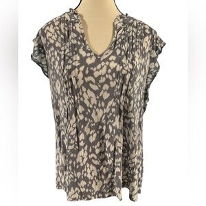 Fun 2 Fun Women's Gray and White Patterned Top with a flutter sleeve